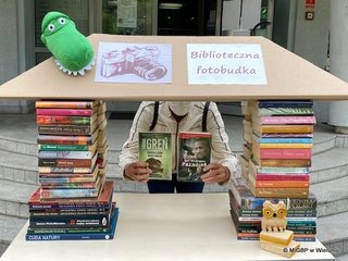 Biblioteczna fotobudka stanęła przed wieluńską książnicą